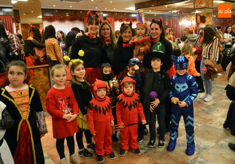 Foto 7 - Grandes y peque&ntilde;os disfrutan en un abarrotado baile infantil de carnaval