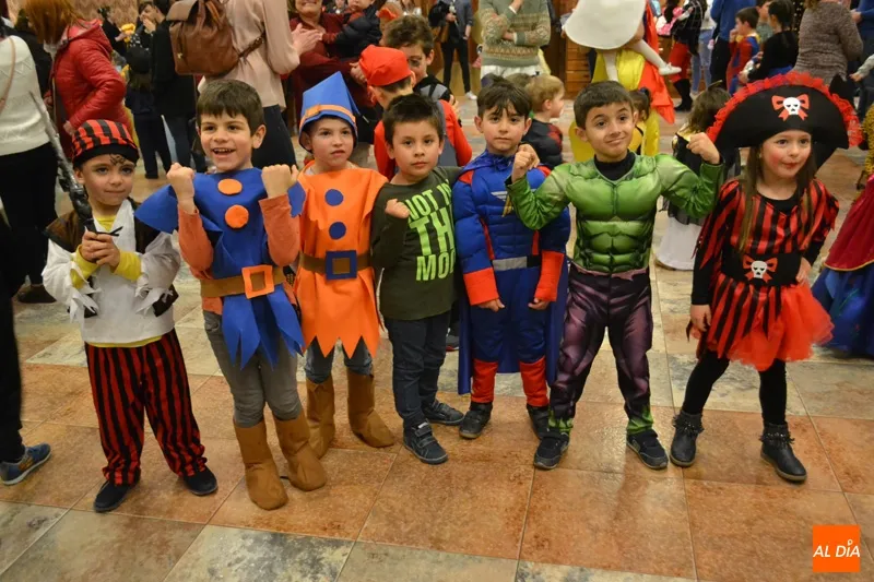 Foto 6 - Grandes y peque&ntilde;os disfrutan en un abarrotado baile infantil de carnaval
