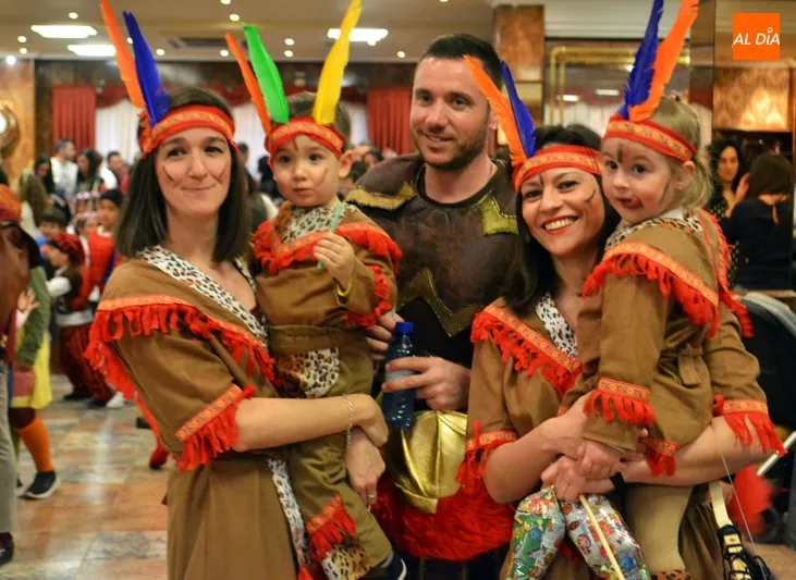 Foto 5 - Grandes y peque&ntilde;os disfrutan en un abarrotado baile infantil de carnaval