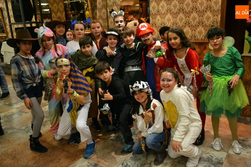 Foto 4 - Grandes y peque&ntilde;os disfrutan en un abarrotado baile infantil de carnaval