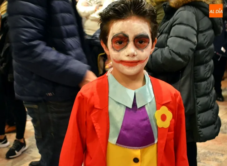 Foto 3 - Grandes y peque&ntilde;os disfrutan en un abarrotado baile infantil de carnaval