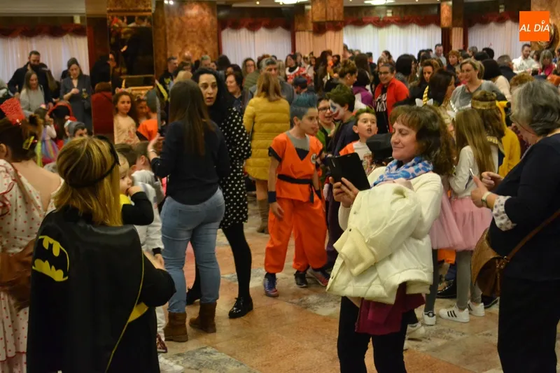Foto 2 - Grandes y peque&ntilde;os disfrutan en un abarrotado baile infantil de carnaval