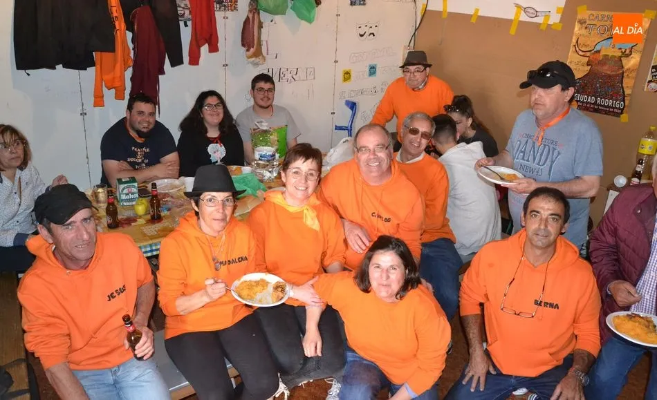 Las peñas de la Plazuela del Buen Alcalde degustan 500 raciones de patatas meneás  