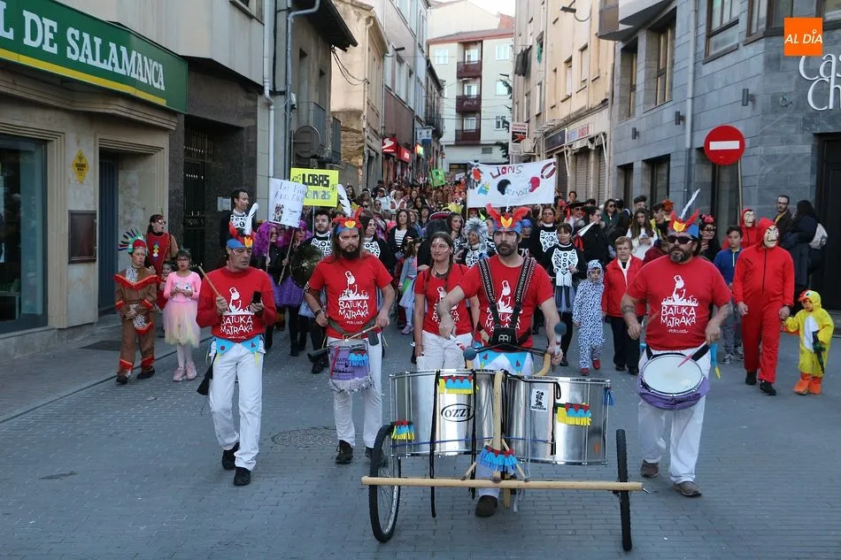 Foto 10 - El pasacalles &lsquo;Iberian Moon&rsquo; llena Guijuelo de alegr&iacute;a de carnaval