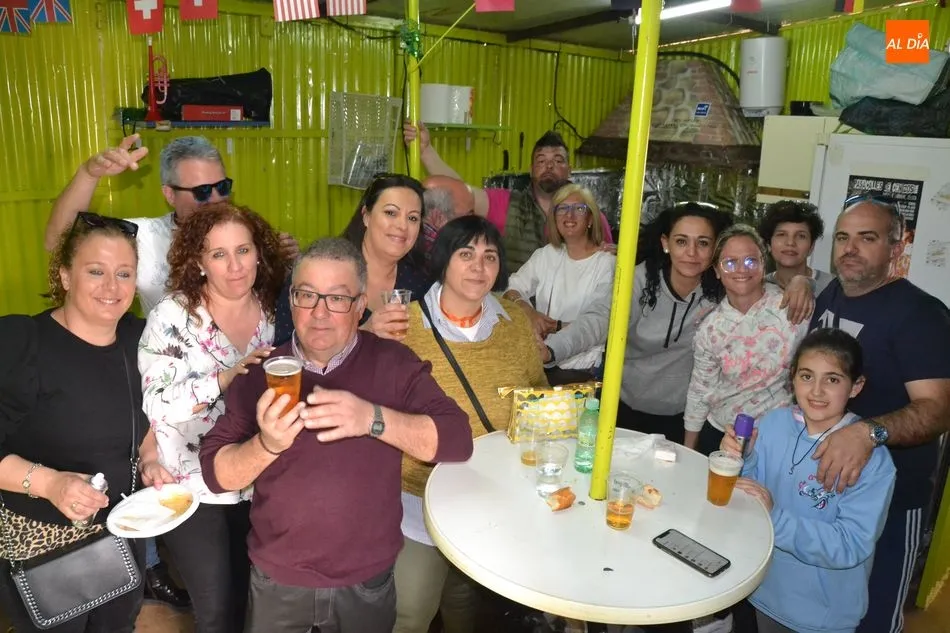 Foto 4 - Las pe&ntilde;as de la Plazuela del Buen Alcalde degustan 500 raciones de patatas mene&aacute;s  