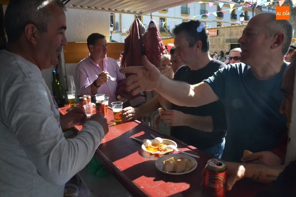 Foto 8 - Las pe&ntilde;as de la Plazuela del Buen Alcalde degustan 500 raciones de patatas mene&aacute;s  