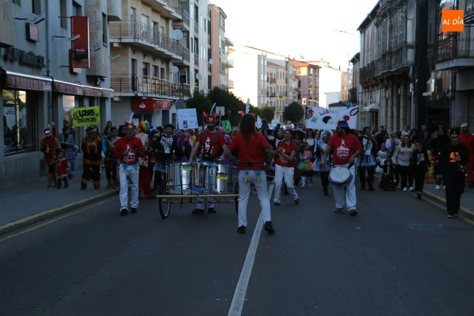 Foto 6 - El pasacalles &lsquo;Iberian Moon&rsquo; llena Guijuelo de alegr&iacute;a de carnaval