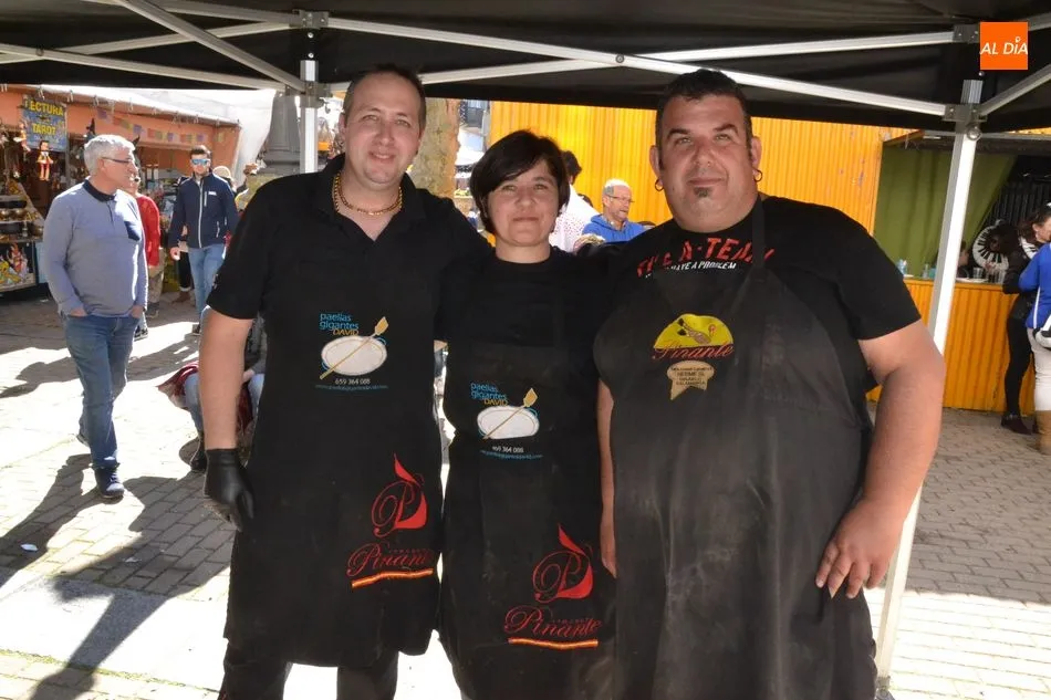 Foto 2 - Las pe&ntilde;as de la Plazuela del Buen Alcalde degustan 500 raciones de patatas mene&aacute;s  