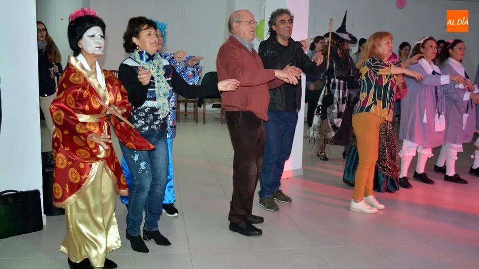 Foto 4 - Los adultos tambi&eacute;n disfrutan del Lunes de Carnaval en Lumbrales