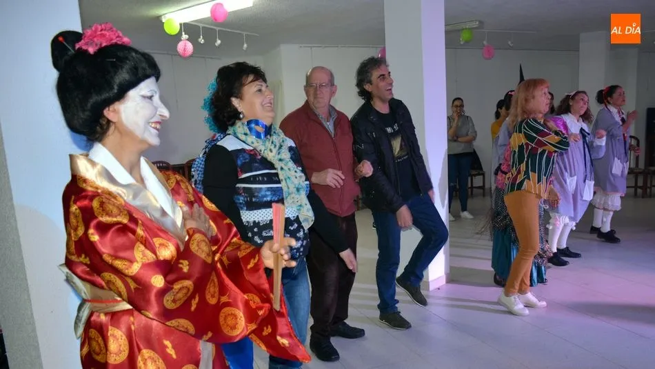 Foto 3 - Los adultos tambi&eacute;n disfrutan del Lunes de Carnaval en Lumbrales