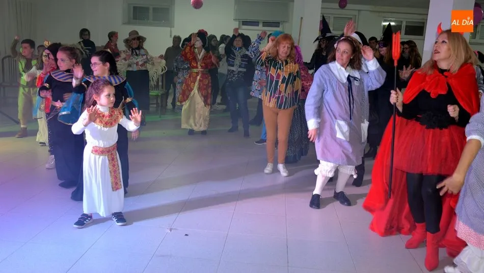 Foto 11 - Los adultos tambi&eacute;n disfrutan del Lunes de Carnaval en Lumbrales