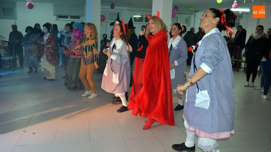 Foto 10 - Los adultos tambi&eacute;n disfrutan del Lunes de Carnaval en Lumbrales