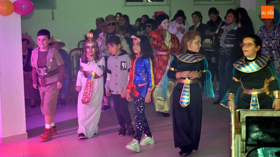 Foto 9 - Los adultos tambi&eacute;n disfrutan del Lunes de Carnaval en Lumbrales