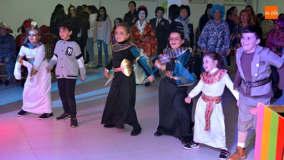 Foto 6 - Los adultos tambi&eacute;n disfrutan del Lunes de Carnaval en Lumbrales