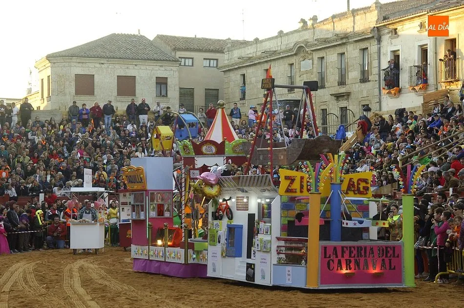 Una de las carrozas hace entrada en la Plaza Mayor/ Foto: Adrián M.Pastor