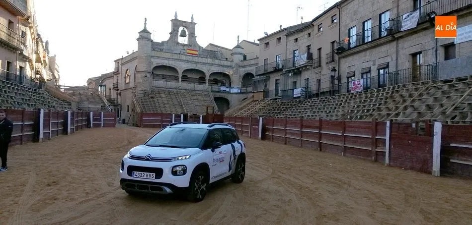 Foto 2 - Citro&euml;n Grupo Nani con el Carnaval del Toro mirobrigense  