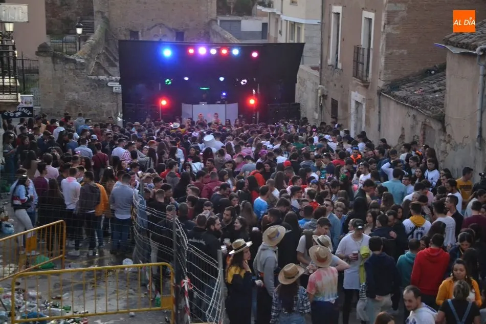 La Colada vive una mágica tarde de lunes con la música callejera promovida por el Pub Nº18  