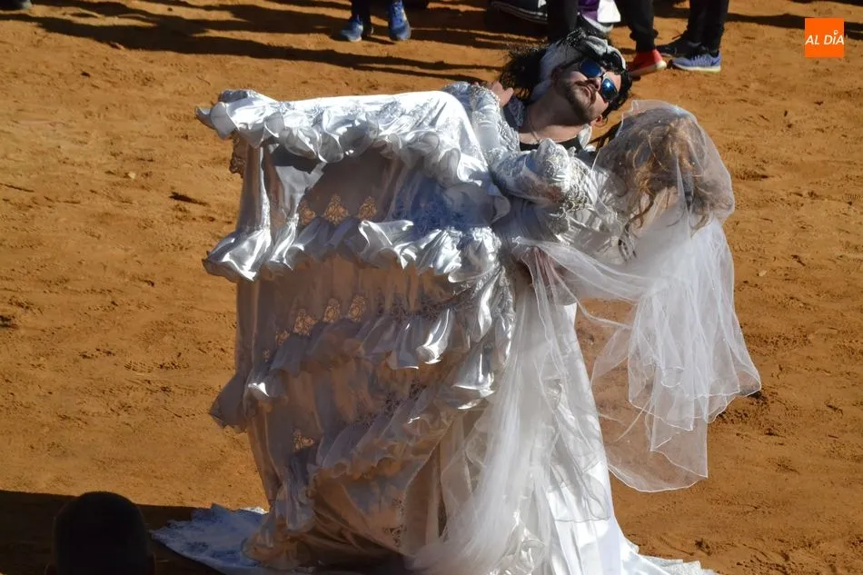 El coso taurino mirobrigense acoge hasta una ‘boda’ de lo más peculiar  