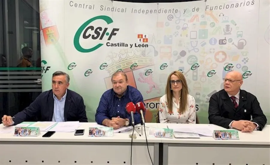 El presidente autonómico de CSIF, Carlos Hernando, en el medio, junto a otros representantes de este sindicato. Foto EP