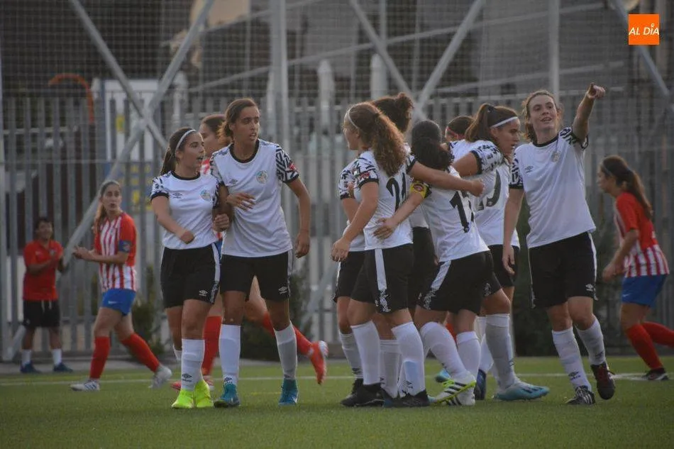 Las jugadores del Salamanca UDS Femenino celebran un gol