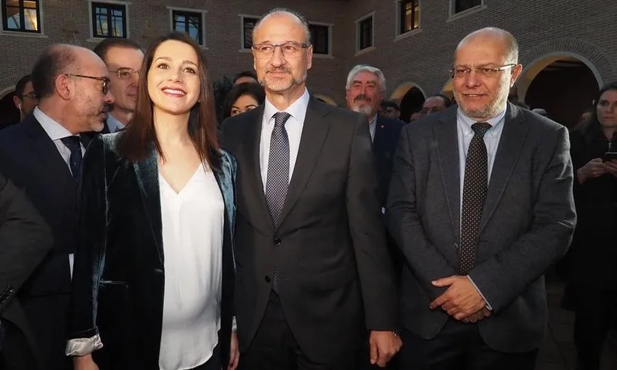 La portavoz de Ciudadanos al Congreso, Inés Arrimadas, el presidente de las Cortes, Luis Fuentes, y el vicepresidente de la Junta de CyL, Francisco Igea, en Valladolid. Foto EP