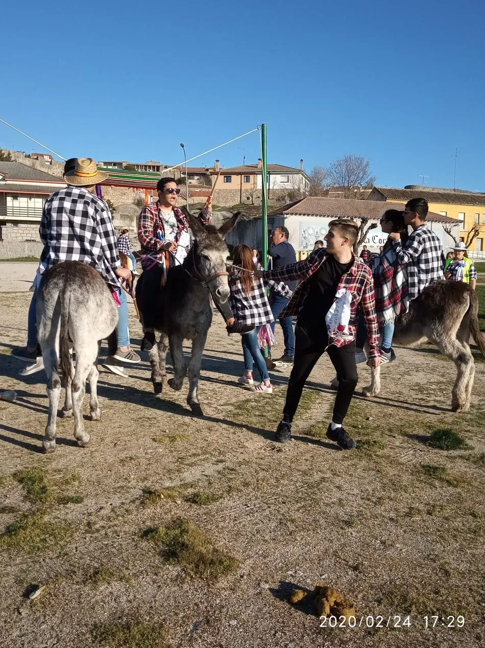 Foto 3 - Los quintos de Ledesma mantienen viva la tradici&oacute;n de correr las cintas  