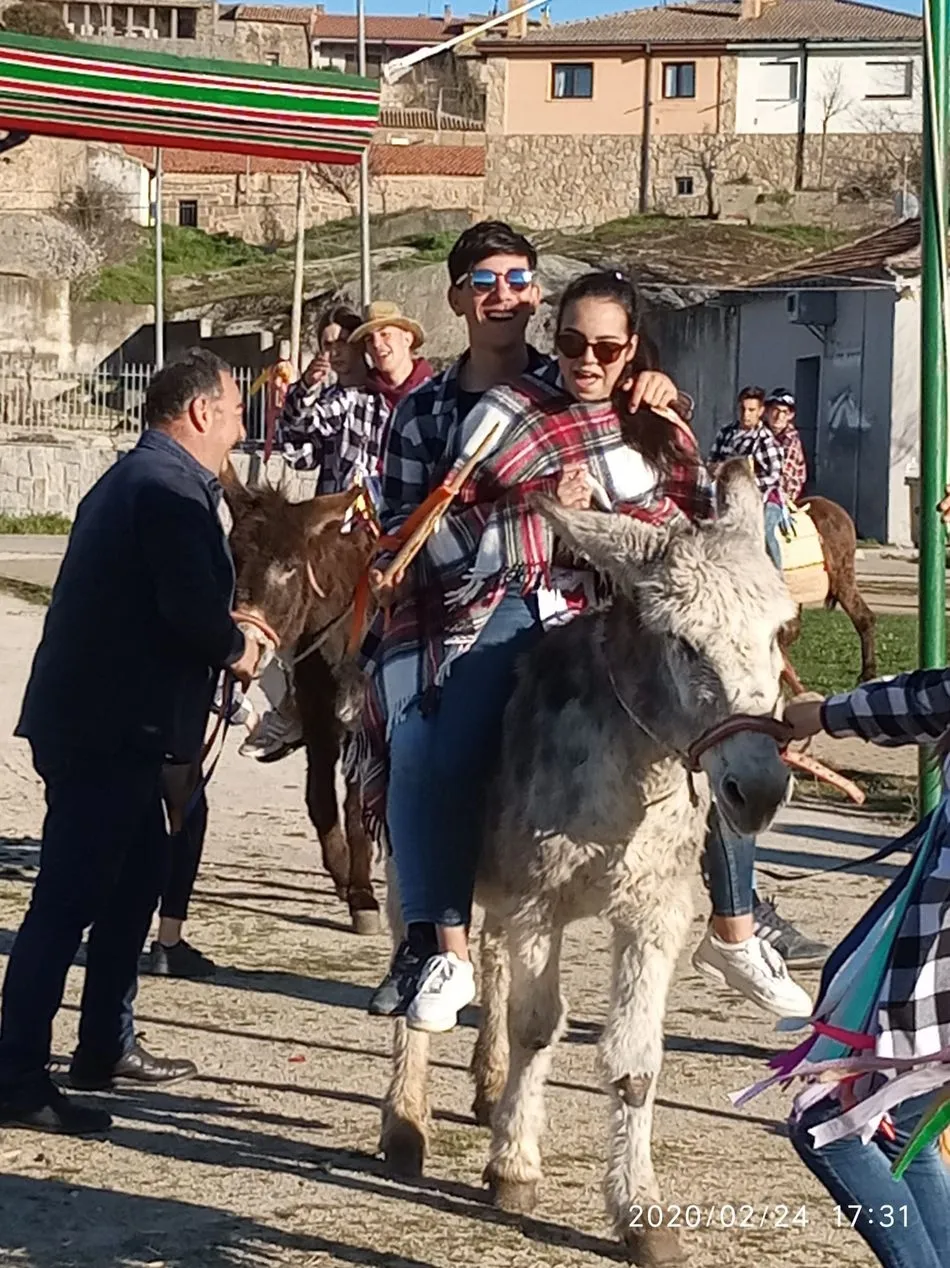 Foto 4 - Los quintos de Ledesma mantienen viva la tradici&oacute;n de correr las cintas  