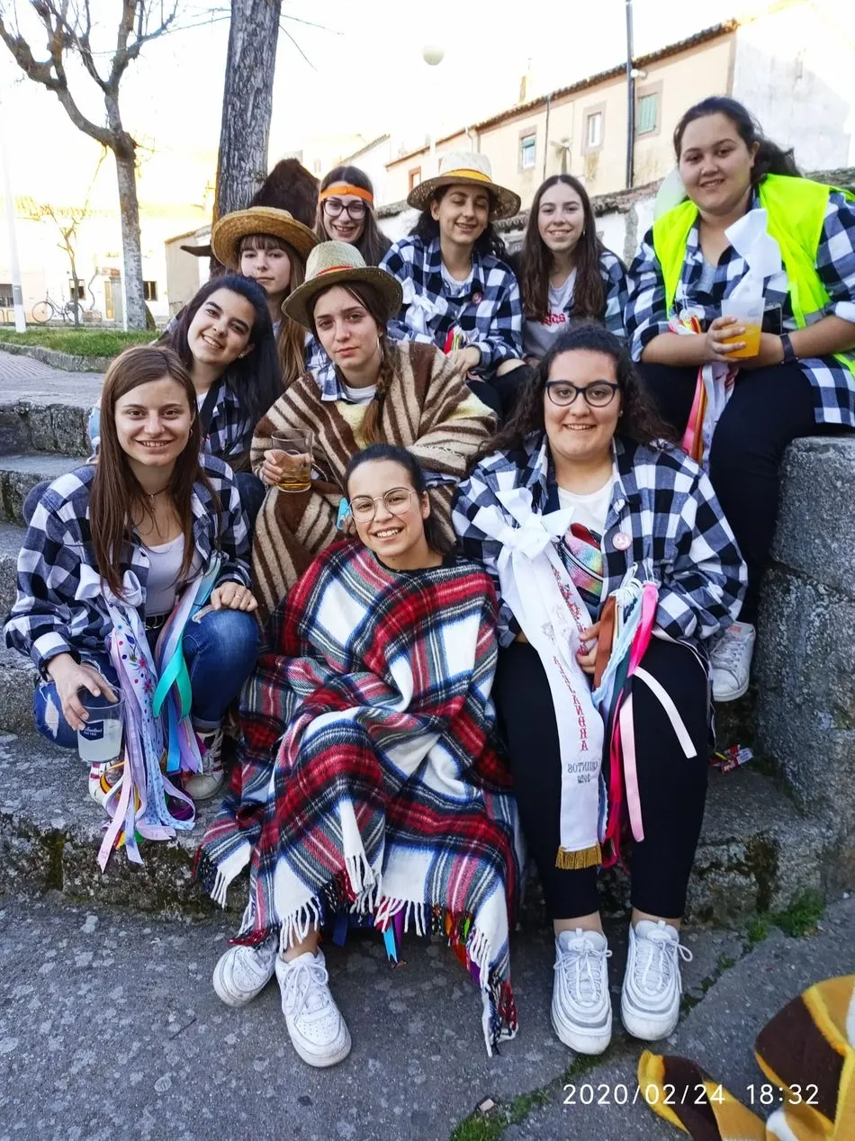 Foto 2 - Los quintos de Ledesma mantienen viva la tradici&oacute;n de correr las cintas  