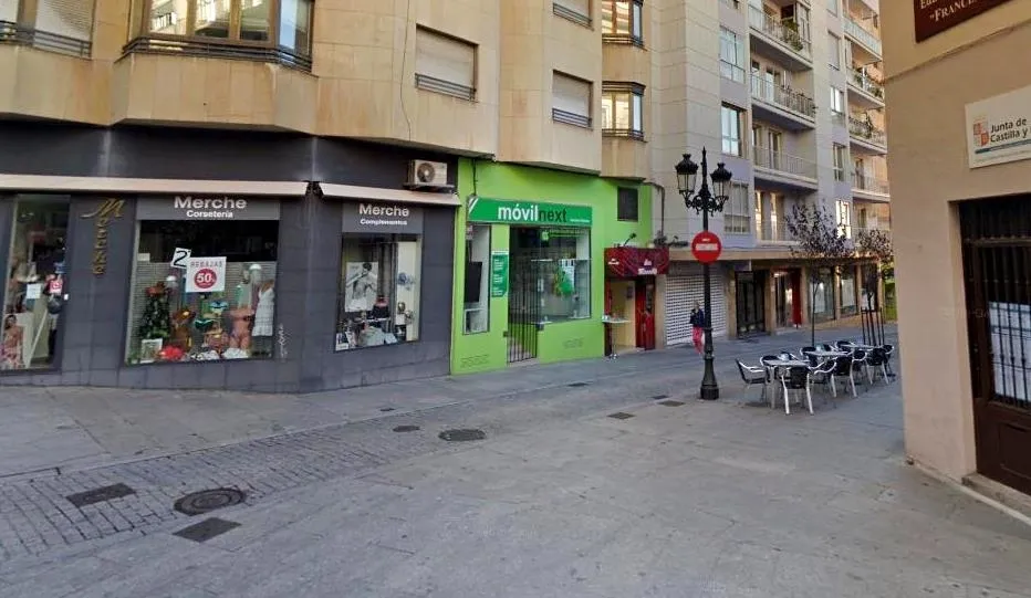 Calle San Mateo, junto al CEIP Francisco de Vitoria. Foto de Google Maps