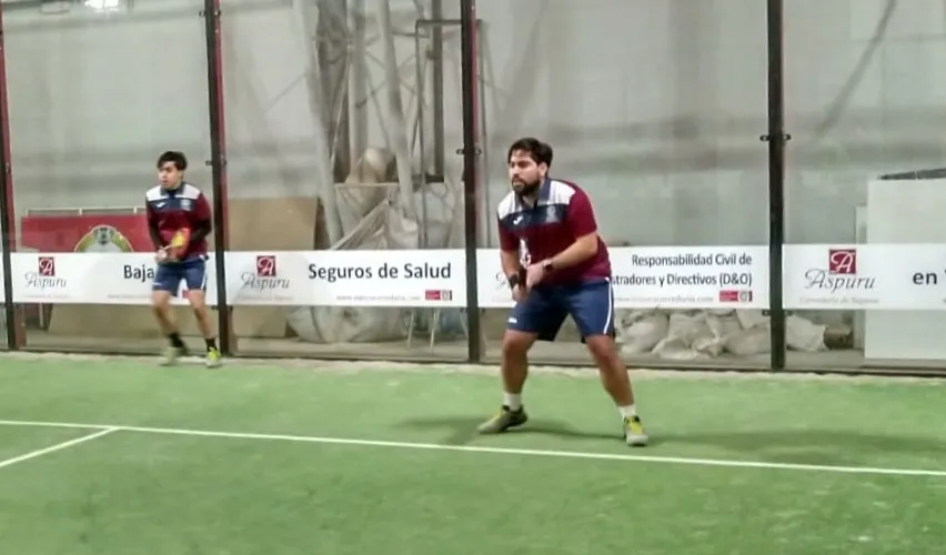 Dos jugadores de pádel de la USAL