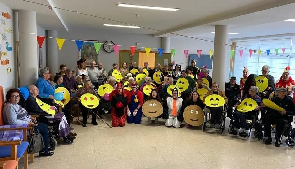 Residentes y empleadas disfrutaban del Carnaval con un divertido baile amenizado por Chupaligas