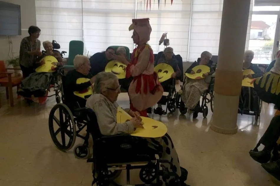 Foto 11 - La residencia municipal de mayores de Vitigudino celebra un Carnaval con mucha m&uacute;sica  