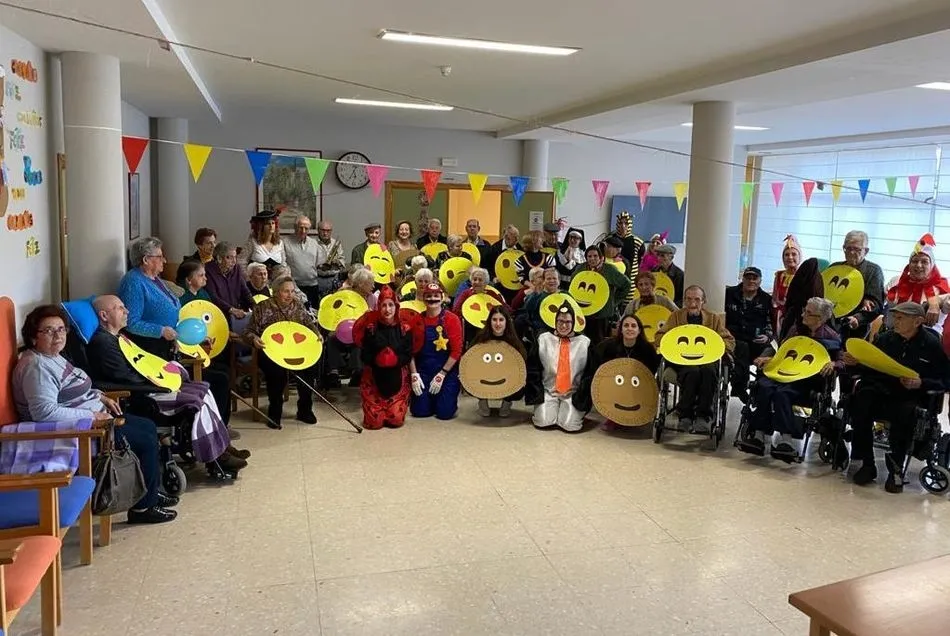 Foto 9 - La residencia municipal de mayores de Vitigudino celebra un Carnaval con mucha m&uacute;sica  