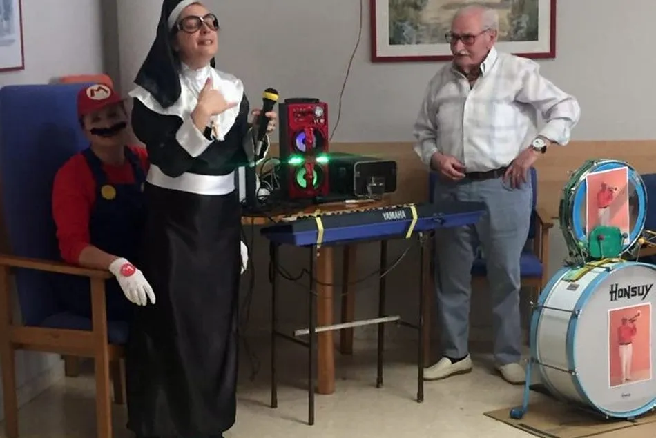 Foto 7 - La residencia municipal de mayores de Vitigudino celebra un Carnaval con mucha m&uacute;sica  