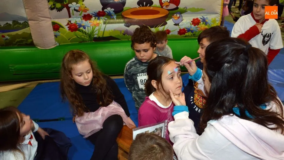 Foto 11 - Los ni&ntilde;os se divierten en la fiesta del Martes de Carnaval en Lumbrales