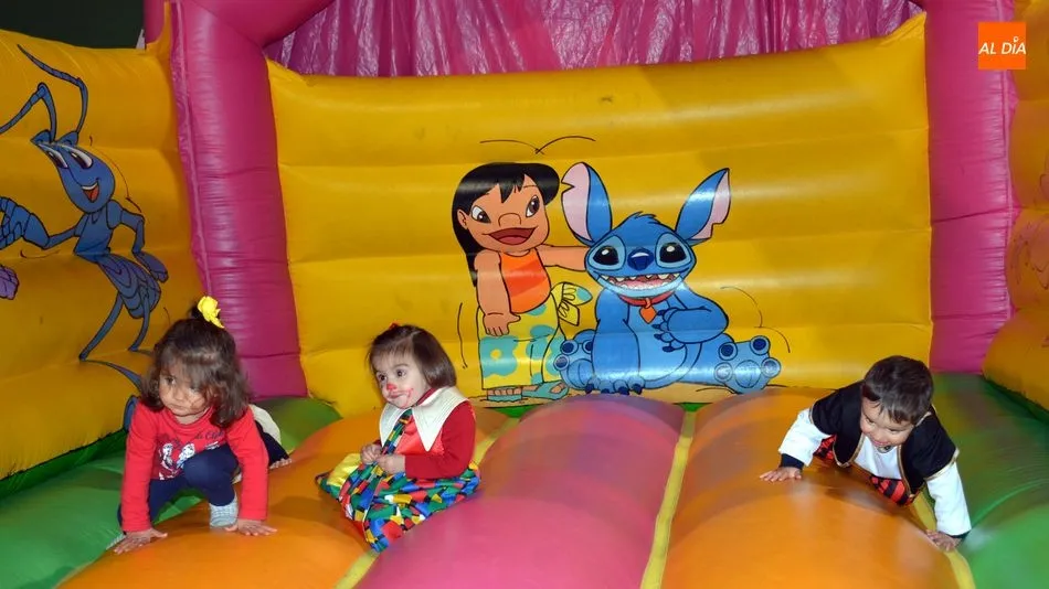 Foto 9 - Los ni&ntilde;os se divierten en la fiesta del Martes de Carnaval en Lumbrales