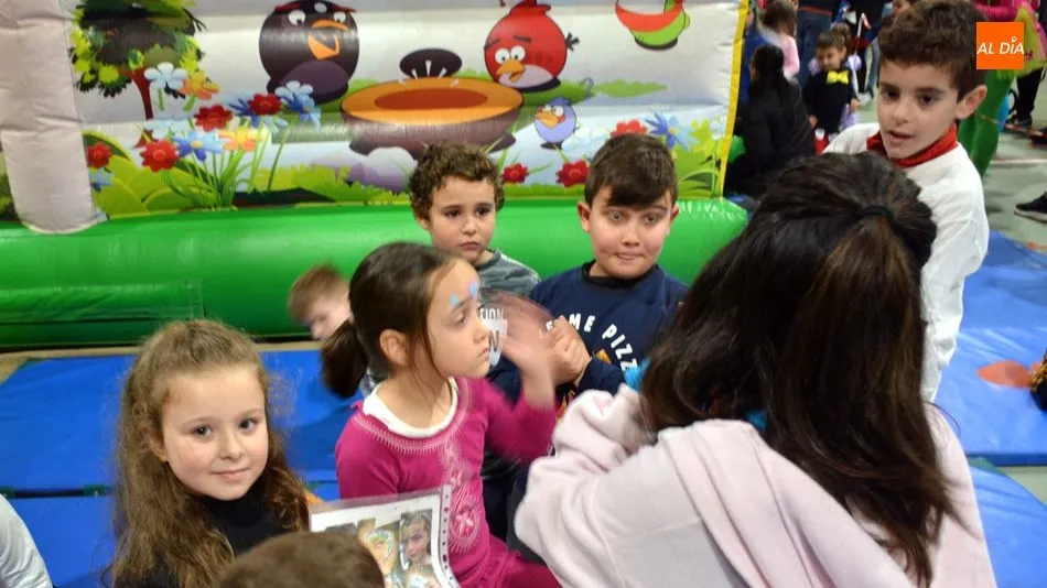 Foto 10 - Los ni&ntilde;os se divierten en la fiesta del Martes de Carnaval en Lumbrales