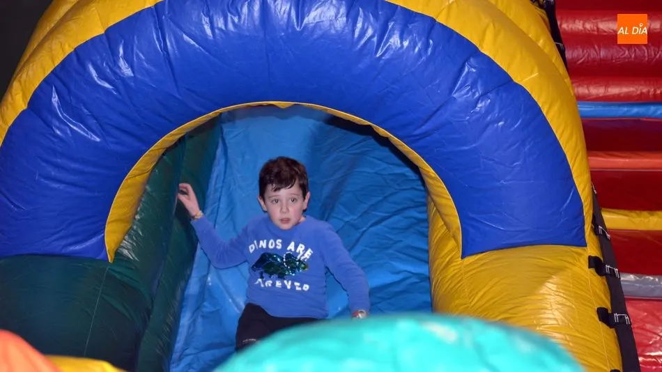 Foto 8 - Los ni&ntilde;os se divierten en la fiesta del Martes de Carnaval en Lumbrales