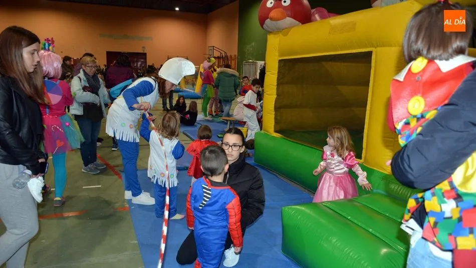 Foto 7 - Los ni&ntilde;os se divierten en la fiesta del Martes de Carnaval en Lumbrales