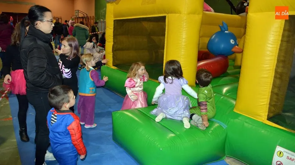 Foto 6 - Los ni&ntilde;os se divierten en la fiesta del Martes de Carnaval en Lumbrales