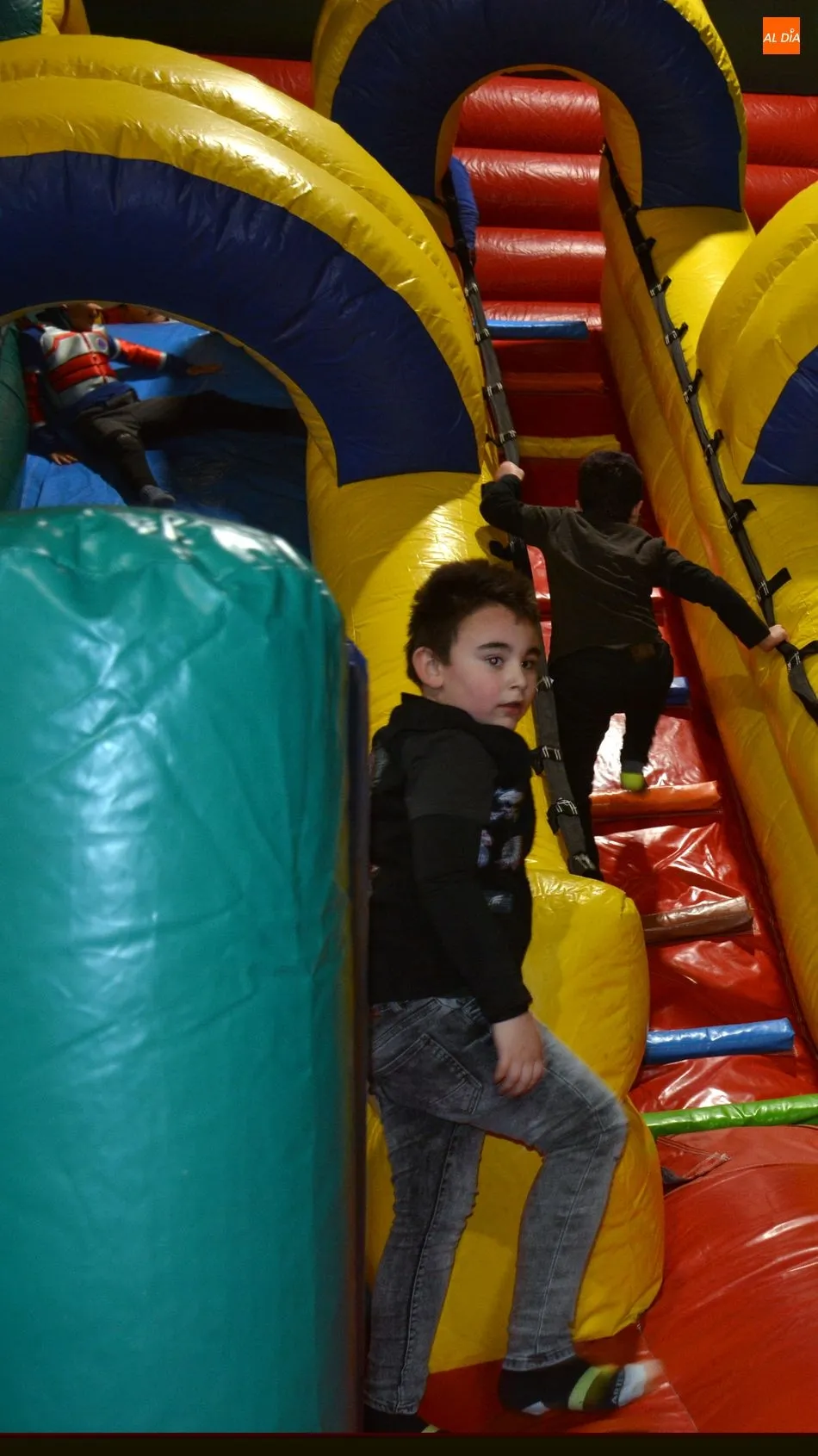 Foto 2 - Los ni&ntilde;os se divierten en la fiesta del Martes de Carnaval en Lumbrales