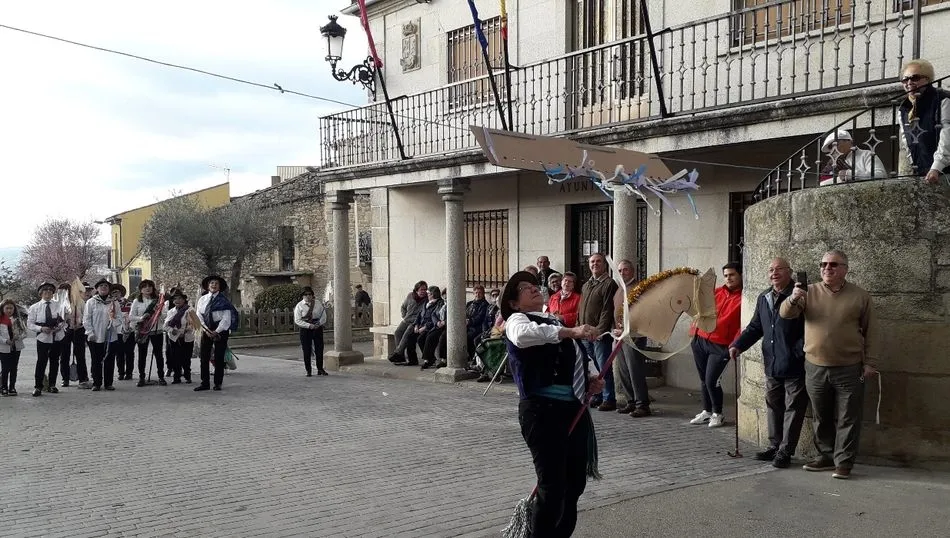 Las traviesas cintas se movían más de la cuenta, lo que dificultaba meter la lanza en la argolla
