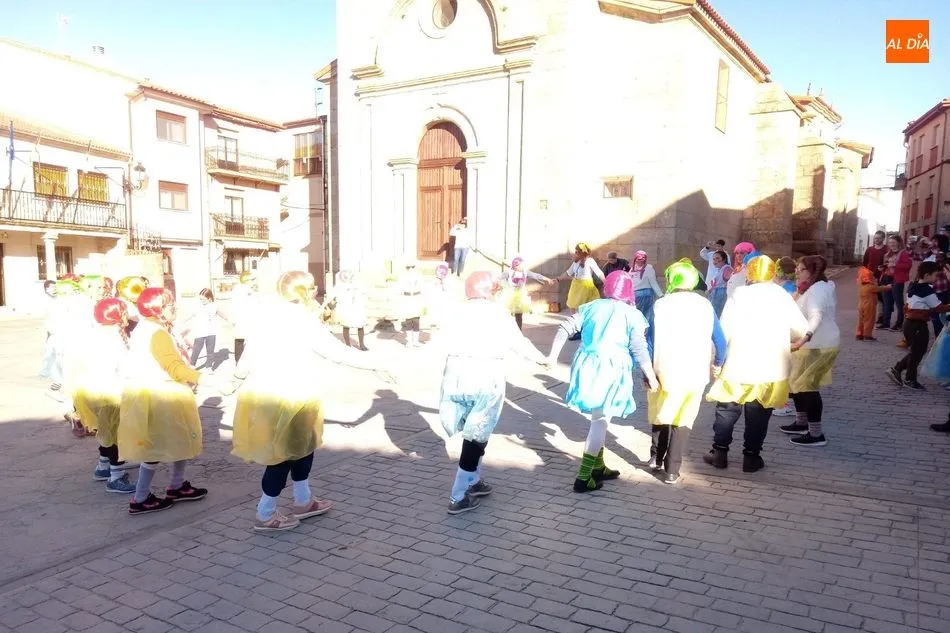 Foto 2 - Las mujeres de Mieza recuperan sus tiempos de quintas para correr las cintas por el Carnaval  