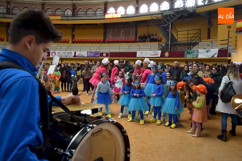 El desfile partió de la Plaza Mayor acompañado por el grupo de majorettes y una charanga / Pedro Zaballos