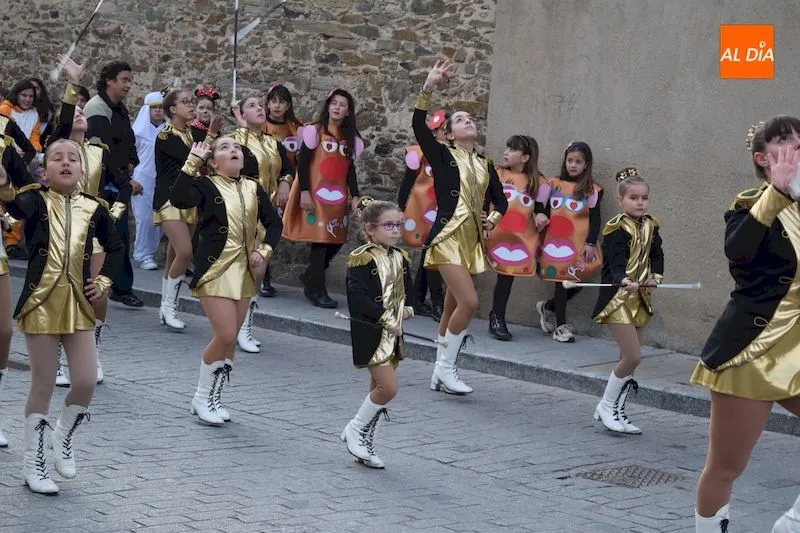 Foto 3 - Alba de Tormes festeja los carnavales con un multitudinario desfile y un imaginativo concurso de...