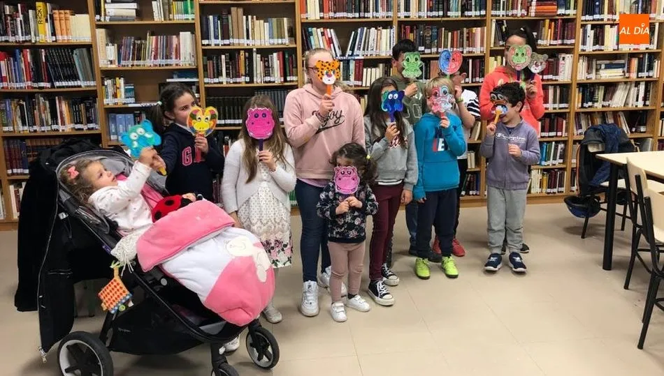 La biblioteca municipal acogía este martes un taller de máscaras para los más pequeños