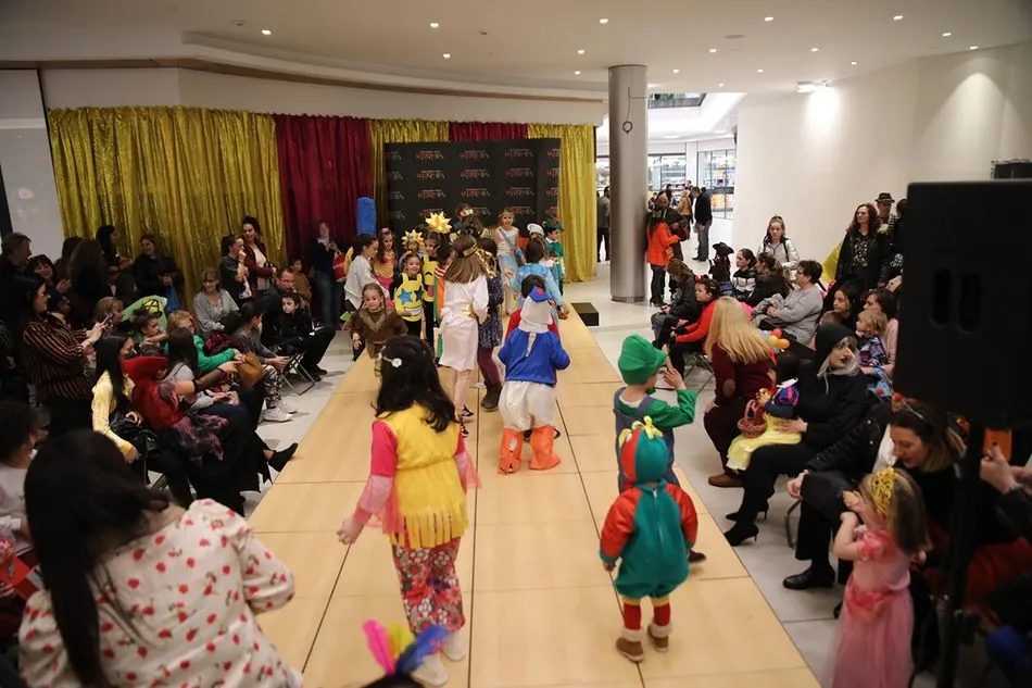 Foto 2 - Carnaval muy televisivo en el Centro Comercial El Tormes  