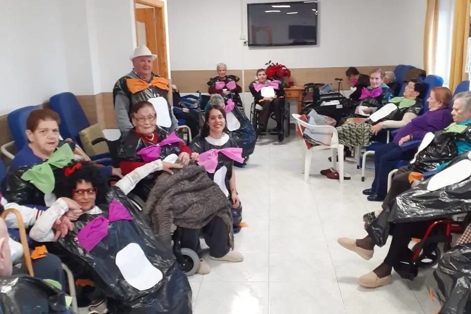 Foto 2 - Los mayores de la residencia municipal de Saucelle celebran el Carnaval por todo lo alto  