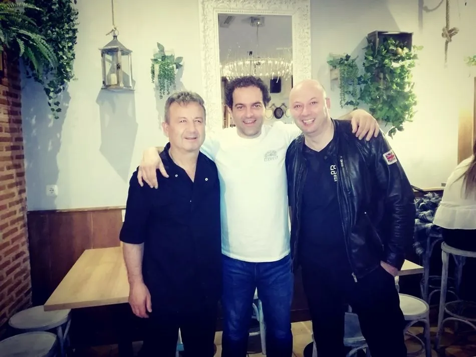 Gañán, junto a dos amigos| Foto: Eduardo Encinas