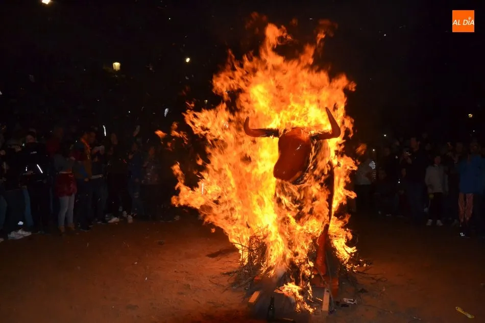 Apoteósico colofón del Carnaval con un multitudinario Pasacalles de Cenizos  